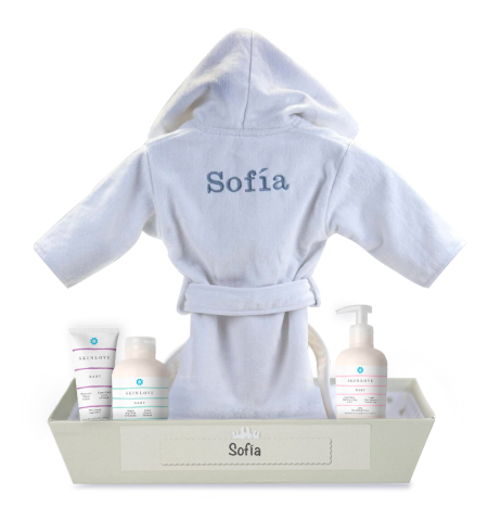 Naturkosmetikprodukte für Babys mit besticktem Bademantel