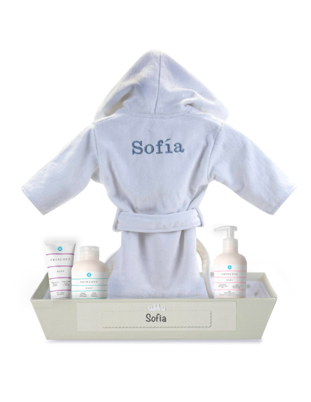 Naturkosmetikprodukte für Babys mit besticktem Bademantel