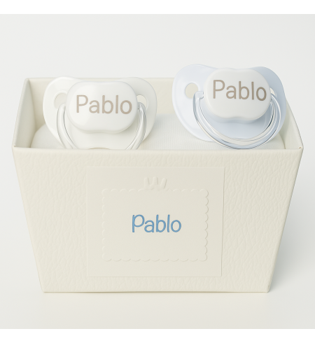 Packung mit zwei Schnullern und Lätzchen