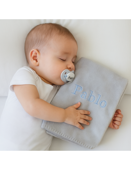 Babykorb mit bestickter Decke & Teddybär | Stilvolles Geschenk zur Geburt