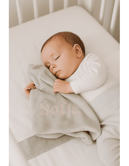 Geschenkbox: personalisierte Decke & Schlafanzug | Liebevolles Babygeschenk