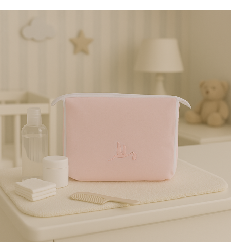 Geschenkkorb mit Lätzchen und personalisiertem Schnuller sowie Zubehör für Neugeborene