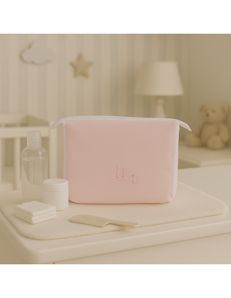 Geschenkkorb mit Lätzchen und personalisiertem Schnuller sowie Zubehör für Neugeborene