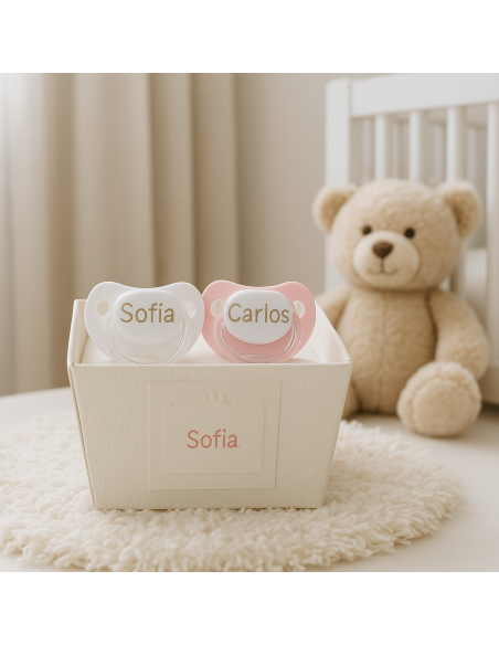 Set aus zwei personalisierten Schnullern und besticktem Lätzchen