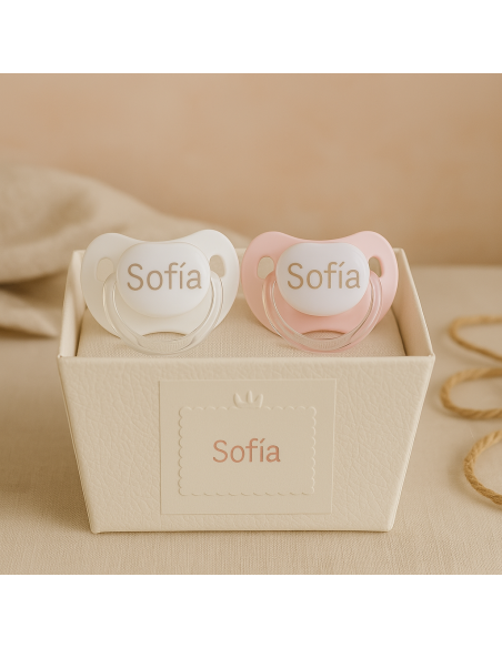 Set aus zwei personalisierten Schnullern und besticktem Lätzchen