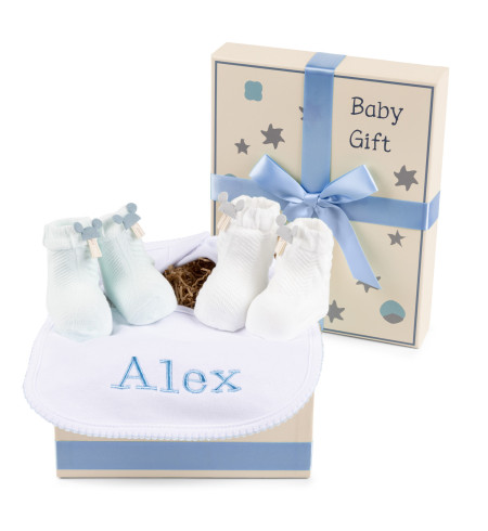 Geschenkbox mit Söckchen, Besticktem Lätzchen & Einzigartigen Details – Für Neugeborene
