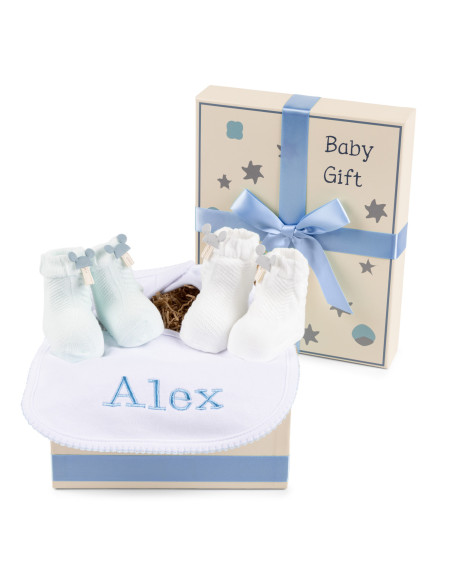 Geschenkbox mit Söckchen, Besticktem Lätzchen & Einzigartigen Details – Für Neugeborene