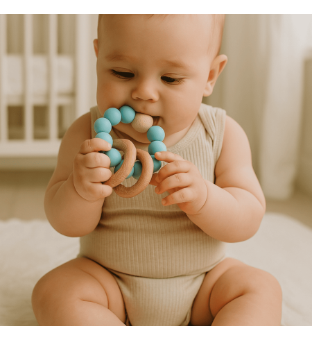 Geschenkbox mit Body, Schnuller, Beißring und Clip – Stilvolles Babyset für Mädchen