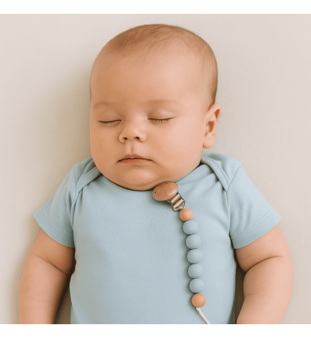 Geschenkbox mit Body, Schnuller, Beißring und Clip – Stilvolles Babyset für Mädchen