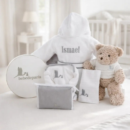 Baby-Geschenkkorb mit Besticktem Bademantel | Persönliches Geschenk – Bebedeparis.com 2