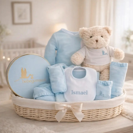 Baby-Geschenkkorb mit Besticktem Lätzchen | Persönliches Geschenk – Bebedeparis.com 2