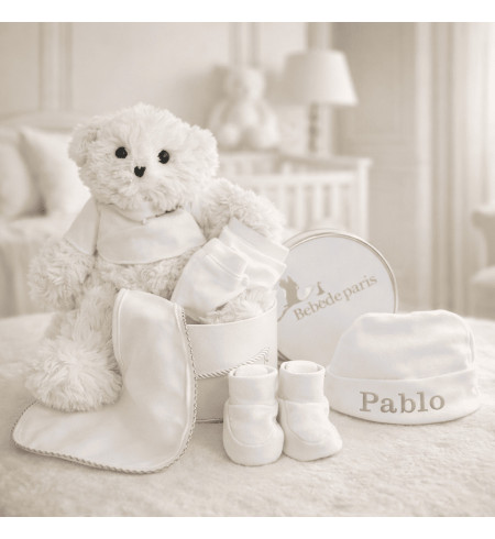 Set aus Babysöckchen, Fäustlingen und personalisierter Mütze mit erstem Kuscheltier, in Premium-Vintage-Box