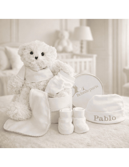 Set aus Babysöckchen, Fäustlingen und personalisierter Mütze mit erstem Kuscheltier, in Premium-Vintage-Box