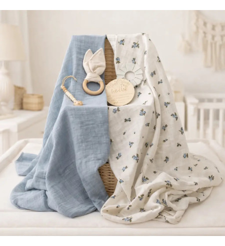 Nachhaltiges Babygeschenk: 2 Mulltücher, Beißring und blauer Schnullerhalter