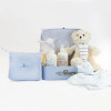 Koffer mit einem Set aus natürlichen Pflegeprodukten für Babys